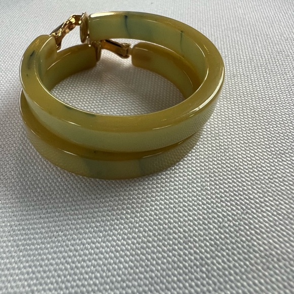 Vintage Green Marbled Bakelite Earrings - Picture 2 of 3